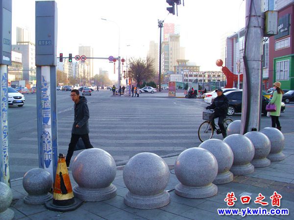 近廿石球站橫排 行人難過斑馬線