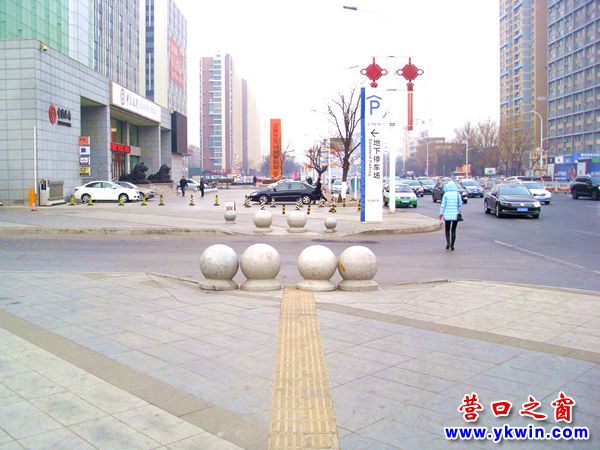 盲道擺石球 盲人要小心
