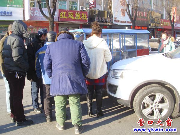 營口市公園路：白轎車側吻紅三輪