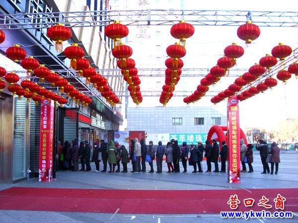 營口萬達(dá)免費(fèi)發(fā)放易拉罐飲料