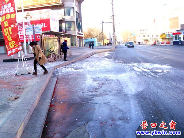 營(yíng)口市：一公交車(chē)站變成了溜冰場(chǎng)