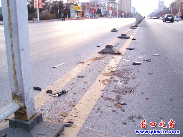 初二，有車(chē)撞掉營(yíng)口市渤海大街5扇隔離護(hù)欄