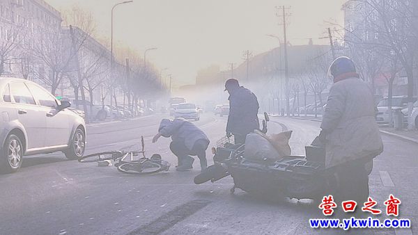 兩女騎車(chē)相撞  當(dāng)街破口大罵