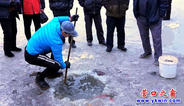 危險(xiǎn)！窟窿中“攪魚(yú)”引圍觀