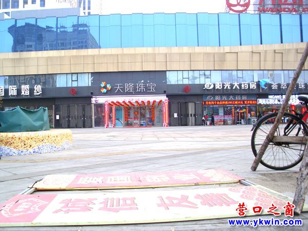 核心價(jià)值觀宣傳牌墜地?cái)?shù)月沒(méi)人管