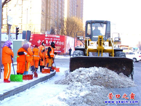 環(huán)衛(wèi)職工在營口市渤海大街加油干