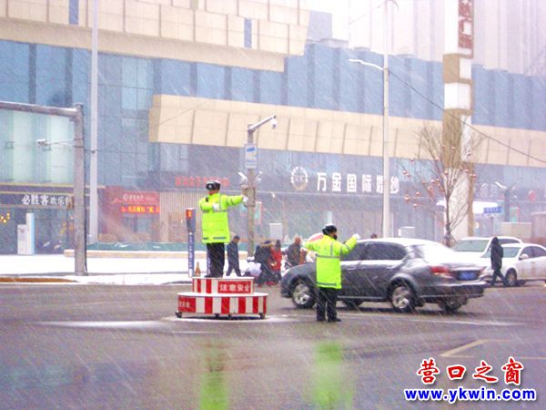 營口市渤海大街交警頂風(fēng)冒雪指揮交通