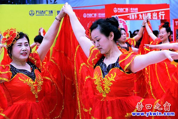 營(yíng)口萬(wàn)達(dá)廣場(chǎng)舉行廣場(chǎng)舞展示活動(dòng)