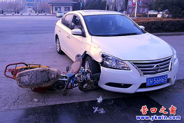 嚇人！一東風(fēng)日產(chǎn)與摩托車(chē)相撞