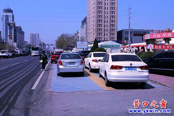 隨意霸占人行道   司機停車很任性