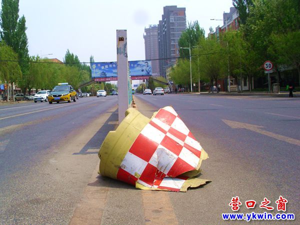 完好防撞桶睡覺(jué) 殘骸防撞桶站崗