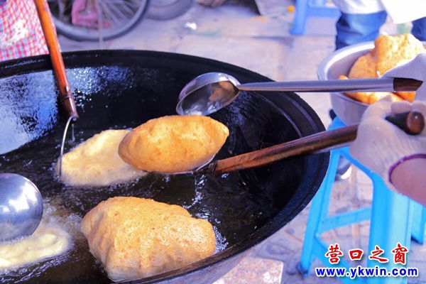 营口:东寺炸油香 迎接开斋节