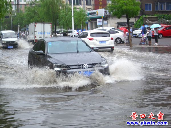 雨水淹沒半車輪 行人坐車如坐船