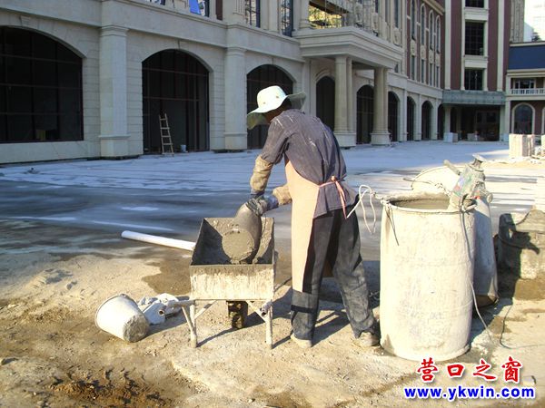 營口市街頭：烈日下，建筑工人照樣施工