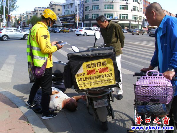 盼盼路邊：兩美團(tuán)小哥騎車相撞一人倒地