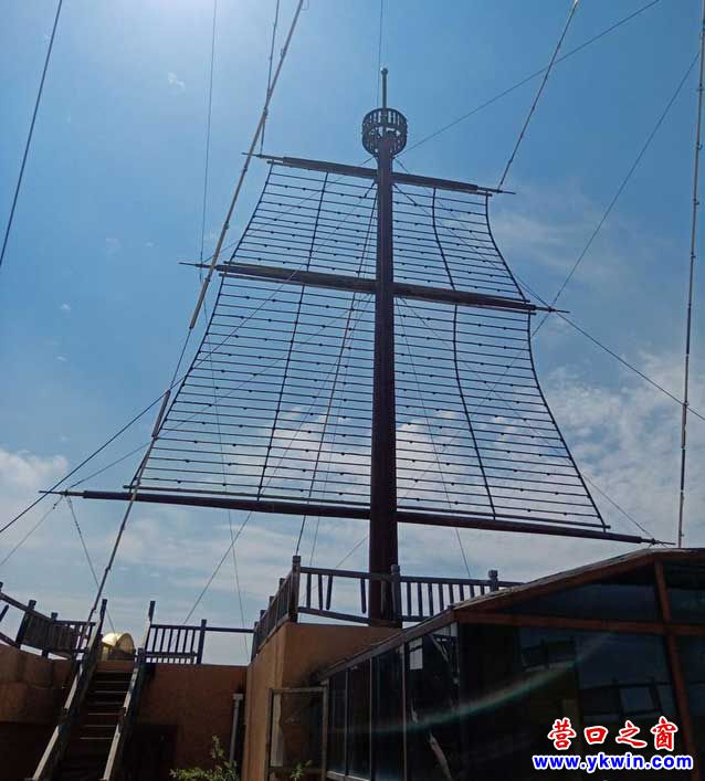 仰望粗大桅杆船帆