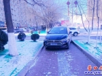 營(yíng)口：車輛霸占人行道   行人無(wú)路可走