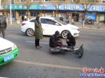 女司機(jī)開轎車撞倒騎電動(dòng)車?yán)衔?/></a></dt>
          <a  target=