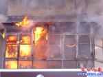 二楼窗户冒火 三楼危在眼前