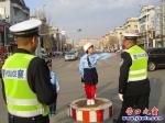 營口市紅旗小學(xué)20多名學(xué)生學(xué)習(xí)道路交通指揮