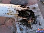 驚險！小區(qū)路燈突然倒下