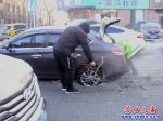今晨，營(yíng)口市府路陷阱卡住轎車后輪