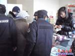 營(yíng)口市民踴躍購(gòu)買鼠年郵票