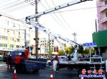 营口市交警设施大队将倾斜水泥杆拆除运走了