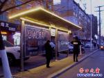 營(yíng)口市老城區(qū)大街上公交車站亮起照明燈帶