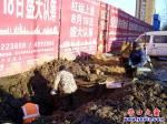 新興大街“涌泉”已經(jīng)止住，提醒路人注意殘冰