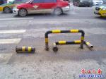 提示：街中鐵管脫離 擋車暫時(shí)落空