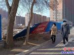 營(yíng)口：路邊圍欄歪倒數(shù)日無(wú)人處理