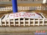 營(yíng)口市渤海大街邊躺著巨大廣告牌