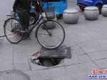 警惕！大潤(rùn)發(fā)門(mén)前井蓋缺失 請(qǐng)過(guò)往行人及時(shí)躲避