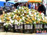 营口市场罕见菠萝如山， 两元一斤