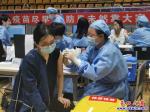 大石橋市民冒雨打疫苗，醫(yī)護(hù)人員戰(zhàn)斗到深夜