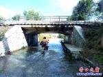 營(yíng)口市：鐵道涵洞上跑火車下能劃船