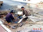 營(yíng)口市：小馬路突噴水柱 軋道機(jī)承擔(dān)責(zé)任