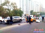 營(yíng)口市渤海大街：遼H撞倒隔離護(hù)欄蹭傷遼A