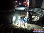 營(yíng)口：兩名供暖搶修工人挑燈夜戰(zhàn)