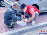 西市場社區(qū)：暖心！警車護送老人回家