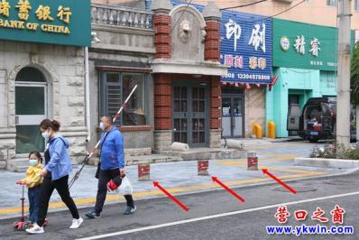 辽河大街：人行道私设地桩埋隐患