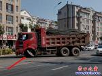 好險！新興大街一載重汽車行駛中前輪突然脫落