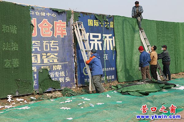 营口市平安路：破损围挡换新“妆”