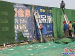 营口市平安路：破损围挡换新“妆”
