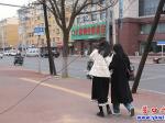 营口：一根拉线斜跨在人行道上方 不安全！