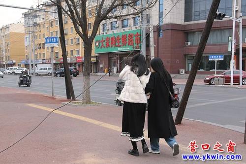 营口：一根拉线斜跨在人行道上方 不安全！