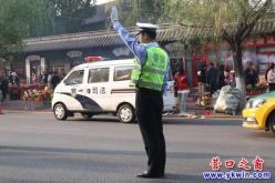 楞严禅寺浴佛节 营口交警保畅通