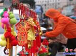 营口：市民在街头感受节日氛围