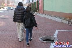 营口：井盖严重塌陷 市民担心安全